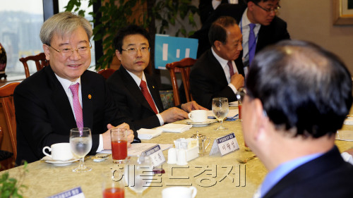 김석동 금융위원장이 KB, 우리, 신한, 하나, 산은 5대 금융지주회사 회장들과 18일 오전 서울 명동 은행회관에서 조찬간담회를 개최한 가운데 김 위원장이 강만수 산은금융 회장에게 회의 시작 전 밝은 표정으로 담소를 나누고 있다. 박해묵 기자/mook@heraldm.com
김석동 금융위원장이 KB, 우리, 신한, 하나, 산은 5대 금융지주회사 회장들과 18일 오전 서울 명동 은행회관에서 조찬간담회를 개최한 가운데 김 위원장이 강만수 산은금융 회장에게 회의 시작 전 밝은 표정으로 담소를 나누고 있다. 박해묵 기자/mook@heraldm.com