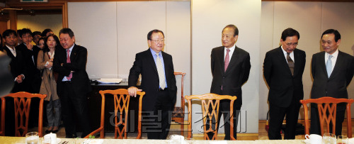김석동 금융위원장이 KB, 우리, 신한, 하나, 산은 5대 금융지주회사 회장들과 18일 오전 서울 명동 은행회관에서 조찬간담회를 개최한 가운데 어윤대 KB금융 회장은 기자들과 이야기를 나누는 반면 나머지 회장들은  담소를 나누며 회의가 시작되길 기다리고 있다. 박해묵 기자/mook@heraldm.com
김석동 금융위원장이 KB, 우리, 신한, 하나, 산은 5대 금융지주회사 회장들과 18일 오전 서울 명동 은행회관에서 조찬간담회를 개최한 가운데 어윤대 KB금융 회장은 기자들과 이야기를 나누는 반면 나머지 회장들은  담소를 나누며 회의가 시작되길 기다리고 있다. 박해묵 기자/mook@heraldm.com