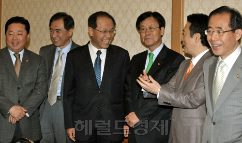 여야를 초월해 물리력을 동원한 의사진행 거부 등  개혁성향의 의원 그룹인 "국회 바로 세우기" 소속 의원들이 18일 오전 국회 귀빈식당에서 모임을 갖고 활동방안 등 을 논의하고 있다.(왼쪽부터) 구상찬, 정장선, 황우여, 원혜영, 남경필, 김성곤 의원.양동출dcyang@heraldm.com/110418/
여야를 초월해 물리력을 동원한 의사진행 거부 등  개혁성향의 의원 그룹인 "국회 바로 세우기" 소속 의원들이 18일 오전 국회 귀빈식당에서 모임을 갖고 활동방안 등 을 논의하고 있다.(왼쪽부터) 구상찬, 정장선, 황우여, 원혜영, 남경필, 김성곤 의원.양동출dcyang@heraldm.com/110418/
국회 자정을 촉구하는 한나라당의 ‘국회 바로 세우기 모임’과 민주당의 ‘민주적 국회운영 모임’ 소속 의원이 18일 국회에서 국회 폭력방지 대책 등을 논의하기 앞서 이야기를 나누고 있다. 양동출 기자/dcyang@heraldm.com