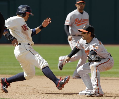 <YONHAP PHOTO-0181> Cleveland Indians' Shin-Soo Choo, left, from South Korea, stretches to reach safely as Baltimore Orioles second baseman Brian Roberts catches a pickoff throw from the catcher in the eighth inning of a baseball game on Sunday, April 17, 2011, in Cleveland. The Indians won 4-2 to sweep the three-game series with Baltimore. (AP Photo/Mark Duncan)/2011-04-18 05:33:22/ <저작권자 ⓒ 1980-2011 ㈜연합뉴스. 무단 전재 재배포 금지.>
Cleveland Indians right fielder Choo Shin-soo (left) gets back into second base ahead of a pickoff throw in the eighth inning. AP-Yonhap News