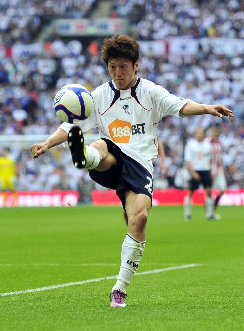 <YONHAP PHOTO-0407> Bolton Wanderers' South Korean midfielder Chung-Yong Lee kicks the ball during the FA Cup semi-final football match between the Bolton Wanderers and Stoke City, at Wembley Stadium, north London, on April 17, 2011. AFP PHOTO/GLYN KIRK FOR EDITORIAL USE ONLY Additional licence required for any commercial/promotional use or use on TV or internet (except identical online version of newspaper) of Premier League/Football League photos. Tel DataCo +44 207 2981656. Do not alter/modify photo. /2011-04-18 05:56:12/ <저작권자 ⓒ 1980-2011 ㈜연합뉴스. 무단 전재 재배포 금지.>
Bolton’s Lee Chung-yong in action against Stoke City AFP-Yonhap News