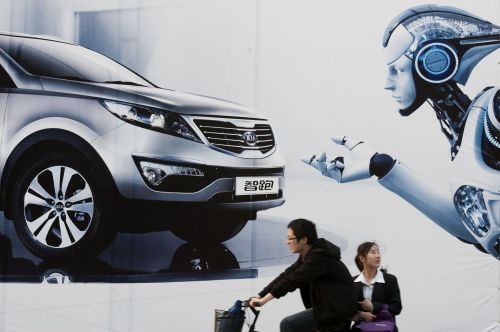 <YONHAP PHOTO-2293> A Chinese woman rides on the back of bicycle past a billboard outside the venue of the Auto Shanghai show in Shanghai on April 14, 2011. The Auto Shanghai show which begins April 21 and runs until 28. AFP PHOTO/Philippe Lopez /2011-04-14 20:20:29/ <저작권자 ⓒ 1980-2011 ㈜연합뉴스. 무단 전재 재배포 금지.>
A couple cycles past a billboard outside the venue of the Auto Shanghai show in Shanghai on Thursday. AFP-Yonhap News