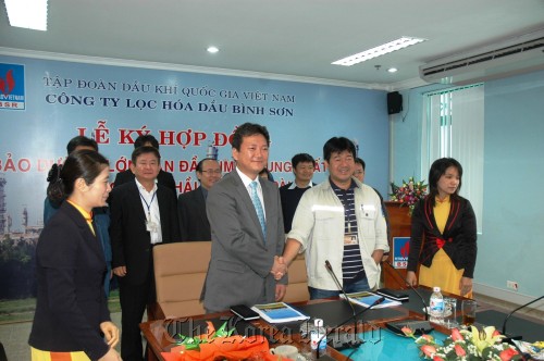 BSR CEO Nguyen Hoi Jiang (right) and Daechang Corp. vice president Son Mu-hyeong after signing a contract in Vietnam, Monday.
SK Energy