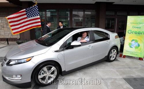 U.S. Ambassador to Korea Kathleen Stephens drives a Chevrolet Volt electric car at the embassy in Seoul on Monday.  GM Korea Co.