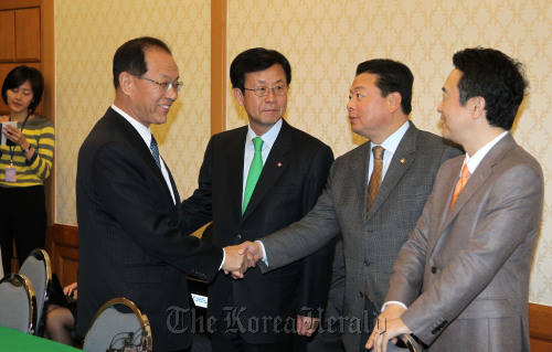 Lawmakers of both the ruling and opposition parties meet Monday to issue a joint pledge to reach a peaceful agreement on the Korea-EU free trade agreement and refrain from violence in the parliament.  Yonhap News 황우여 한나라당 의원, 원혜영 민주당 의원, 남경필 한나라당 의원/여야회동 / 0418-caption-