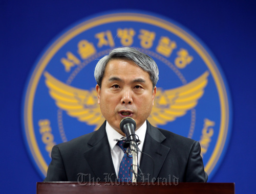 Seoul Metropolitan Police Agency staffer Lee Byeong-ha briefs reporters about the investigation results of the Hyundai Capital data hacking at the agency headquarters in Seoul on Monday.    Yonhap News
Seoul Metropolitan Police Agency staffer Lee Byeong-ha briefs reporters about the investigation results of the Hyundai Capital data hacking at the agency headquarters in Seoul on Monday.    Yonhap News