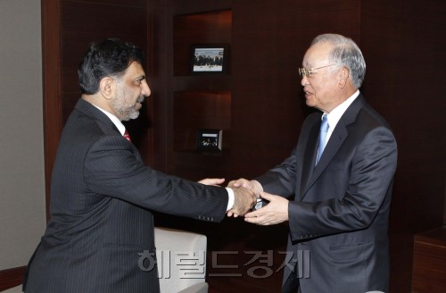 무사 함단 알타이(H.E. Moosa Hamdan Al Taee) 주한 오만대사 / 001_(20110418)주한오만대사 회장님 접견 / (피플)상의회장, 주한오만대사와 경협 논의