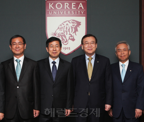 고려대학교(총장 김병철)는 지난 18일 오후 2시 고려대 동원글로벌리더십홀 동원라운지에서 ‘박만규 장학금 기부식’을 가졌다고 19일 밝혔다. 지난해 12월 작고한 고(故) 박만규 제일유화 명예회장이 평소 2남이 재직하고 있는 고려대에 장학금을 기부하고 싶다는 언지에 따라 부인인 장석란 여사가 그 뜻을 받들어 2억원을 기부하기로 결심했다. 박종현(왼쪽부터) 시가건축 대표, 박종민 고려대 행정학과 교수, 김병철 고려대 총장, 윤영섭 고려대 대외부총장이 기부금 전달 후 기념촬영을 하고 있다.