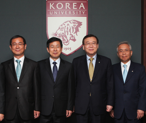 고려대학교(총장 김병철)는 지난 18일 오후 2시 고려대 동원글로벌리더십홀 동원라운지에서 ‘박만규 장학금 기부식’을 가졌다고 19일 밝혔다. 지난해 12월 작고한 고(故) 박만규 제일유화 명예회장이 평소 2남이 재직하고 있는 고려대에 장학금을 기부하고 싶다는 언지에 따라 부인인 장석란 여사가 그 뜻을 받들어 2억원을 기부하기로 결심했다. 박종현(왼쪽부터) 시가건축 대표, 박종민 고려대 행정학과 교수, 김병철 고려대 총장, 윤영섭 고려대 대외부총장이 기부금 전달 후 기념촬영을 하고 있다.
