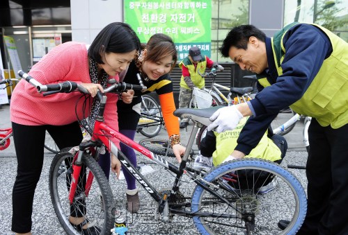 19일 오전 서울 중구 신당3동 주민세터 앞에서 <중구 친환경 자전거 무료 수리센터>의 자전거 수리 기술자 10여명이 주민들의 자전거를 수리해 주고 있다. 박해묵 기자/mook@heraldm.com
19일 오전 서울 중구 신당3동 주민세터 앞에서 <중구 친환경 자전거 무료 수리센터 alt=