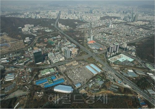 은행권의 부동산 프로젝트파이낸싱(토토사이트 황토) 전용 배드뱅크 설립이 급물살을 타면서 토토사이트 황토 사업의 정상화 기대감이 높아지고 있다. 사진은 토토사이트 황토 대출의 부실로 시행사는 물론, 2개 건설사를 워크아웃으로 몰아 넣은 양재동 파이시티 현장.