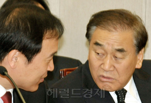임태희(왼쪽) 대통령실장과  카지노 토토  특임장관이 19일 오전 열린 국회운영위 회의장에서 의견을 나누고 있다.양동출dcyang@heraldm.com/110419/
임태희(왼쪽) 대통령실장과  카지노 토토  특임장관이 19일 오전 열린 국회운영위 회의장에서 의견을 나누고 있다.양동출dcyang@heraldm.com/110419/