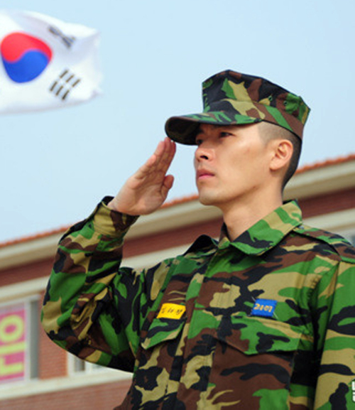 <YONHAP PHOTO-1850> 해병대 군복 입은 현빈 (서울=연합뉴스) 지난 7일 포항시 남구 오천읍 해병대 교육훈련단에 입소한 인기배우 현빈의 군복 입은 늠름한 모습이 해병대 블로그 '날아라 마린보이'에 올려져 눈길을 끌고 있다. 2011.3.22 << 해병대 블로그 '날아라 마린보이' >>/2011-03-22 16:24:46/ <저작권자 ⓒ 1980-2011 ㈜연합뉴스. 무단 전재 재배포 금지.>
Actor Hyun Bin in uniform from an official Marine Corps blog.  Yonhap News