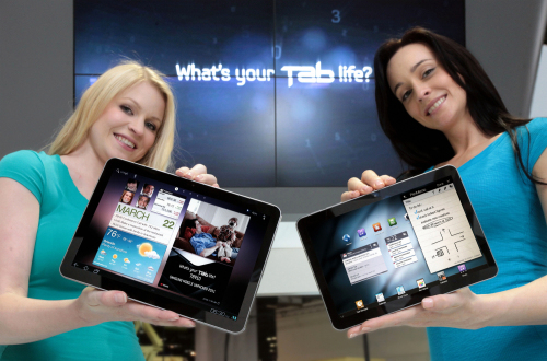 Models show Samsung Electronics' Galaxy Tab. (Yonhap News)