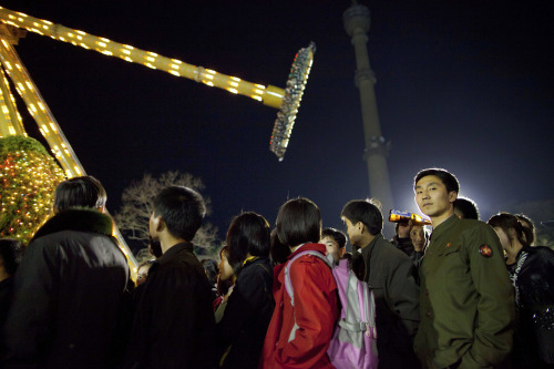 <YONHAP PHOTO-0387> North Koreans form a line for a ride at an amusement park in central Pyongyang, North Korea, Saturday April 16, 2011. (AP Photo/David Guttenfelder)/2011-04-19 07:48:12/ <저작권자 ⓒ 1980-2011 ㈜연합뉴스. 무단 전재 재배포 금지.>
North Koreans form a line for a ride at an amusement park in central Pyongyang, North Korea, Saturday.  AP-Yonhap News