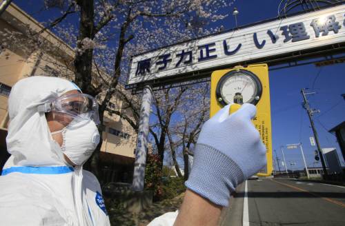 <YONHAP PHOTO-1409> A man in radiation proof suits checks radiation level at Futaba town, Fukushima prefecture, within 10km from the stricken Tokyo Electric Power Co (TEPCO) Fukushima nuclear power plant on April 17, 2011, Japan's embattled TEPCO offered the timeline on April 17, 2011, more than five weeks after a giant quake and tsunami knocked out cooling systems at its six-reactor Fukushima atomic power station. The sign reads "Right understanding for atomic energy". AFP PHOTO /2011-04-18 15:17:13/ <저작권자 ⓒ 1980-2011 ㈜연합뉴스. 무단 전재 재배포 금지.>
A man in a radiation-proof suit checks radiation level at Futaba town, Fukushima prefecture, within 10 kilometers of the stricken Tokyo Electric Power Co. Fukushima nuclear power plant.  AFP-Yonhap News