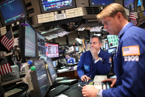 <YONHAP PHOTO-0230> NEW YORK, NY - APRIL 18: Traders work on the floor on the New York Stock Exchange on April 18, 2011 in New York City. Following news that Standard and Poor's had cut its long-term outlook on U.S. debt to negative, the Dow Jones industrial average (INDU) fell 180 points in afternoon trading, settling at the close down 140 points. Spencer Platt/Getty Images/AFP== FOR NEWSPAPERS, INTERNET, TELCOS & TELEVISION USE ONLY == /2011-04-19 06:10:20/ <저작권자 ⓒ 1980-2011 ㈜연합뉴스. 무단 전재 재배포 금지.>
Traders work on the floor on the New York Stock Exchange on Monday.    AFP-Yonhap News