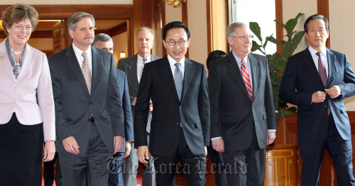 President Lee Myung-bak heads for a lunch with U.S. Republican senators including Senate Minority Leader Mitch McConnell (second from right) and Rep. Chung Mong-joon (right) of the ruling Grand National Party, chief of the Korea-U.S. Inter-Parliamentary Council, Tuesday at Cheong Wa Dae. Yonhap News