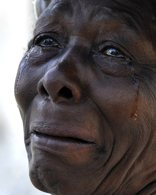 In this Jan. 2010 photo submitted by the Washington Post tilted "Haiti Weeps" a woman cried while attending a worship service at Cathedral Notre Dame, which was destroyed in the quake in Port-au-Prince. (AP-Yonhap News)