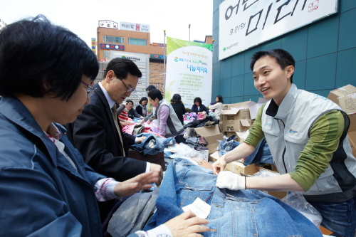 GS건설(대표 허명수)은 초록우산어린이재단과 공동으로 19일과 20일 양일간 달맞이 토토사이트시청역 인근 어린이재단 앞 광장에서 나눔바자를 개최한다고 밝혔다. 이번 행사에는 GS건설 ‘자이(Xi)사랑나눔봉사단’ 소속의 임직원 45명이 참여해 차렵이불 2000여점, 의류 1500여점 등 어린이재단에 기부된 물품을 판매한다.