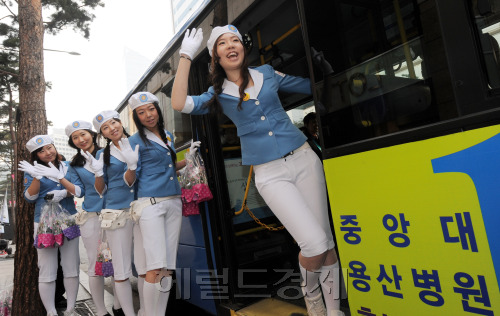 내리실 분 없으시면 오라이~~! 추억의 버스안내양 만나 보세요!  20일 서울시가 지정한 '서울시 대중교통 이용의 날' 이벤트로 151번 버스를 탄 시민들이 추억의 버스 안내양을 만나게 됐다. 151번을 타고 을지로 입구 롯데백화점으로 온 버스 안내양은 1970년대 버스 요금을 징수하고 문을 여닫던 추억을 제공하고 총 5대의 버스를 나눠 타고 시민들과 함께 도심을 달린다./ 안훈기자 rosedale@ 2010.04.20
내리실 분 없으시면 오라이~~! 추억의 버스안내양 만나 보세요!  20일 서울시가 지정한 '서울시 대중교통 이용의 날' 이벤트로 151번 버스를 탄 시민들이 추억의 버스 안내양을 만나게 됐다. 151번을 타고 을지로 입구 롯데백화점으로 온 버스 안내양은 1970년대 버스 요금을 징수하고 문을 여닫던 추억을 제공하고 총 5대의 버스를 나눠 타고 시민들과 함께 도심을 달린다./ 안훈기자 rosedale@ 2010.04.20
20일 서울시가 지정한 ‘서울시 대중교통 이용의 날’ 이벤트로 151번 버스에 1970년대 버스요금을 징수하던 추억의 버스안내양이 배치됐다. 을지로입구 롯데백화점 앞 버스정류장에서 안내양이 “내리실 분 없으면 오라이”를 외치고 있다. 안훈 기자/rosedale@