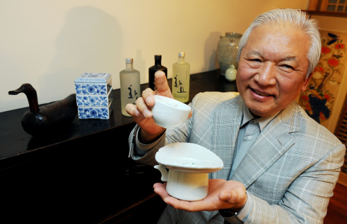 KwangJuYo CEO Cho Tae-kwon holds a special soju drinking vessel that prevents the drinker from overfilling the cup. (Park Hyun-koo/The Korea Herald)
