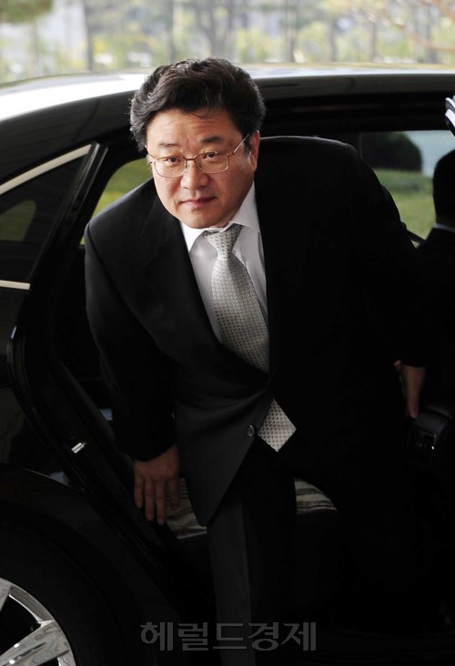국회 사법개혁 특위가 대검 중앙수사부의 수사기능 폐지와 판·검사 비리전담 특별수사청 설치 등이 담긴 '법조개혁안'을 제출하라는 요구를 검찰이 거부한 가운데 20일 오전 김준규 검찰총장이 굳은 표정으로 대검찰청으로 출근하고 있다. 박해묵 기자/mook@heraldm.com
국회 사법제도개혁특별위원회 전체회의가 열린 20일 오전 김준규 검찰총장이 서울 서초구 대검찰청으로 출근하고 있다. 애써 무덤덤한 표정이 더욱 어둡게 느껴진다.
박해묵 기자/mook@heraldm.com