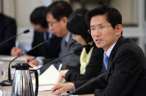 미국을 방문 중인 김문수 경기지사가 19일 오후 7시 뉴욕 해럴드프랫하우스에서 열린 미외교협회 CFR 간담회에서 한ㆍ미 동맹, 6자회담, 한ㆍ미 토토사이트 구 레드 등 외교현안에 대해 토론하고 있다.  [사진=경기도]