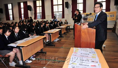 정병국 문화체육관관광부장관은 20일 서울시 중구 정동 창덕여중에서 신문활용교육(NIE)을 하고 있다.<br />김명섭 기자 msiron@
정병국 문화체육관관광부장관은 20일 서울시 중구 정동 창덕여중에서 신문활용교육(NIE)을 하고 있다.
김명섭 기자 msiron@