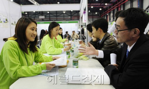 장애인의 날인 20일 오전 서울 대치동 서울무역전시장에서 2011 서울시 장애인취업박람회가 열린 가운데 취업을 원하는 구직자들이 이력서를 도우미의 도움을 받아 꼼꼼히 쓰고 있다. 박해묵 기자/mook@heraldm.com
장애인의 날인 20일 오전 서울 대치동 서울무역전시장에서 2011 서울시 장애인취업박람회가 열린 가운데 취업을 원하는 구직자들이 이력서를 도우미의 도움을 받아 꼼꼼히 쓰고 있다. 박해묵 기자/mook@heraldm.com