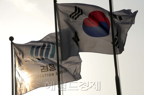 국회 사법개혁 특위가 대검 중앙수사부의 수사기능 폐지와 판·검사 비리전담 특별수사청 설치 등이 담긴 '법조개혁안'을 제출하라는 요구를 검찰이 거부한 가운데 20일 오전 서울 서초동 토토사이트 슈퍼맨의 분위기가 무겁게 가라앉아 있다. 박해묵 기자/mook@heraldm.com
국회 사법개혁 특위가 대검 중앙수사부의 수사기능 폐지와 판·검사 비리전담 특별수사청 설치 등이 담긴 '법조개혁안'을 제출하라는 요구를 검찰이 거부한 가운데 20일 오전 서울 서초동 토토사이트 슈퍼맨의 분위기가 무겁게 가라앉아 있다. 박해묵 기자/mook@heraldm.com