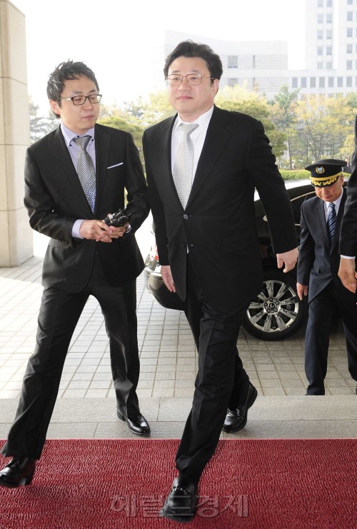 국회 사법개혁 특위가 대검 중앙수사부의 수사기능 폐지와 판·검사 비리전담 특별수사청 설치 등이 담긴 '법조개혁안'을 제출하라는 요구를 검찰이 거부한 가운데 20일 오전 서울 서초동 대검찰청의 분위기가 무겁게 가라앉아 있다. 박해묵 기자/mook@heraldm.com
국회 사법개혁 특위가 대검 중앙수사부의 수사기능 폐지와 판·검사 비리전담 특별수사청 설치 등이 담긴 '법조개혁안'을 제출하라는 요구를 검찰이 거부한 가운데 20일 오전 서울 서초동 대검찰청의 분위기가 무겁게 가라앉아 있다. 박해묵 기자/mook@heraldm.com