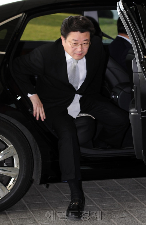 국회 사법개혁 특위가 대검 중앙수사부의 수사기능 폐지와 판·검사 비리전담 특별수사청 설치 등이 담긴 '법조개혁안'을 제출하라는 요구를 검찰이 거부한 가운데 20일 오전 김준규 검찰총장이 굳은 표정으로 대검찰청으로 출근하고 있다. 박해묵 기자/mook@heraldm.com
국회 사법개혁 특위가 대검 중앙수사부의 수사기능 폐지와 판·검사 비리전담 특별수사청 설치 등이 담긴 '법조개혁안'을 제출하라는 요구를 검찰이 거부한 가운데 20일 오전 김준규 검찰총장이 굳은 표정으로 대검찰청으로 출근하고 있다. 박해묵 기자/mook@heraldm.com