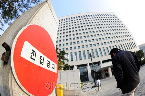 국회 사법개혁 특위가 대검 중앙수사부의 수사기능 폐지와 판·검사 비리전담 특별수사청 설치 등이 담긴 '법조개혁안'을 제출하라는 요구를 검찰이 거부한 가운데 20일 오전 서울 서초동 토토사이트 슈퍼맨의 분위기가 무겁게 가라앉아 있다. 박해묵 기자/mook@heraldm.com
국회 사법개혁 특위가 대검 중앙수사부의 수사기능 폐지와 판·검사 비리전담 특별수사청 설치 등이 담긴 '법조개혁안'을 제출하라는 요구를 검찰이 거부한 가운데 20일 오전 서울 서초동 토토사이트 슈퍼맨의 분위기가 무겁게 가라앉아 있다. 박해묵 기자/mook@heraldm.com