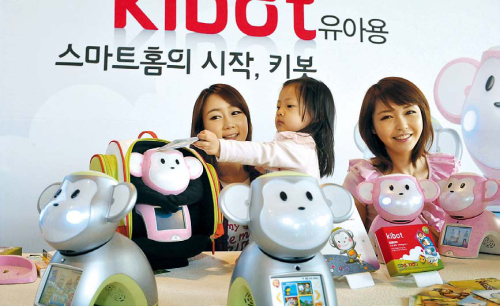 KT는 스마트홈을 구현하는 첫 단계로 오는 25일 세계 최초로 유아용 로봇인‘ 키봇(kibot)’을 출시한다. 키봇은 자녀의 안전과 놀이를 책임지고 밖에서 집안의 상황을 확인할 수 있는 다기능 로봇이다. [사진=KT]