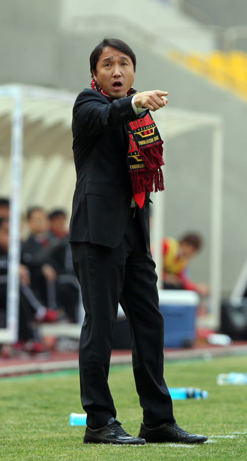 <YONHAP PHOTO-1587> 항의하는 서울 황보관 감독 (부산=연합뉴스) 조정호 기자 = 10일 부산 아시아드주경기장에서 열린 프로축구 K리그 부산 아이파크 대 FC 서울경기에서 황보관 서울 FC감독이 선심의 판정에 항의하고 있다. 2011.4.10. ccho@yna.co.kr/2011-04-10 17:26:02/ <저작권자 ⓒ 1980-2011 ㈜연합뉴스. 무단 전재 재배포 금지.>
FC Seoul manager Hwangbo Kwan     Yonhap News
FC Seoul manager Hwangbo Kwan     Yonhap News