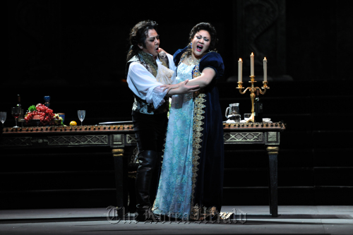 Soprano Kim Eun-joo (right) in the role of Tosca and baritone Ko Sung-hyun as Scarpia in Puccini opera “Tosca”  Sejong Center for the Performing Arts
Soprano Kim Eun-joo (right) in the role of Tosca and baritone Ko Sung-hyun as Scarpia in Puccini opera “Tosca”  Sejong Center for the Performing Arts