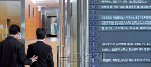 국회 사법제도개혁특별위원회의 전체회의가 진행되던 20일 오전 서울 서초동 대검청사에는 무거운 침묵이 흘렀다. 사진은 대검 관계자들이 바삐 사무실로 들어가고 있는 모습.
안훈 기자/rosedale@