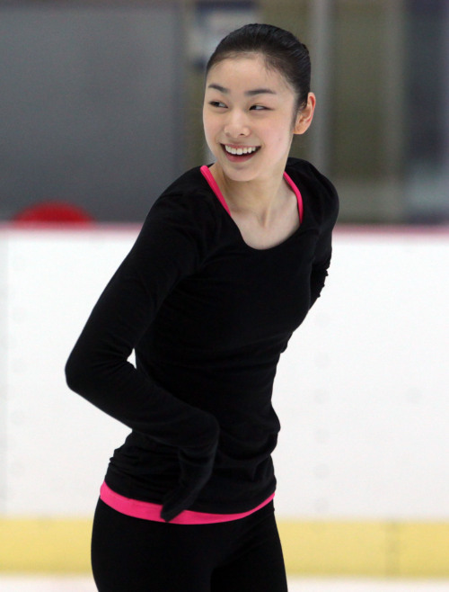 <YONHAP PHOTO-1697> 여왕의 미소 (서울=연합뉴스) 서명곤 기자 = '피겨여왕' 김연아가 31일 오후 서울 노원구 공릉동 태릉 실내빙상장에서 활짝 웃으며 훈련을 하고 있다. 2011.3.31 seephoto@yna.co.kr/2011-03-31 14:32:05/ <저작권자 ⓒ 1980-2011 ㈜연합뉴스. 무단 전재 재배포 금지.>
Kim Yu-na  Yonhap News
Kim Yu-na  Yonhap News