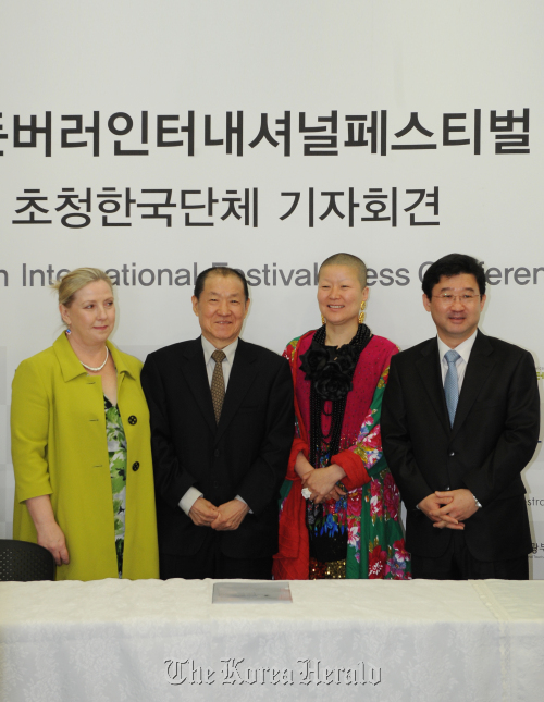 에딘버러 인터네셔널 페스티벌 초청 한국단체 기자회견.<br />이상섭 기자babtong@heraldm.com 2011.04.20
Korean participants of the 2011 Edinburgh International Festival during a news conference at the British Council office, in Seoul on Wednesday. From left: Jackie Westbrook, marketing director of the Edinburgh International Festival, director Oh Tae-suk of the Mokhwa Repertory Company, choreographer Ahn Eun-me and Kim Joo-ho, CEO of the Seoul Philharmonic Orchestras.  Lee Sang-sub/The Korea Herald
1.
2. Princess Bari
Ahn Eun-Me Company
Korean participants of the 2011 Edinburgh International Festival during a news conference at the British Council office, in Seoul on Wednesday. From left: Jackie Westbrook, marketing director of the Edinburgh International Festival, director Oh Tae-suk of the Mokhwa Repertory Company, choreographer Ahn Eun-me and Kim Joo-ho, CEO of the Seoul Philharmonic Orchestras.  Lee Sang-sub/The Korea Herald