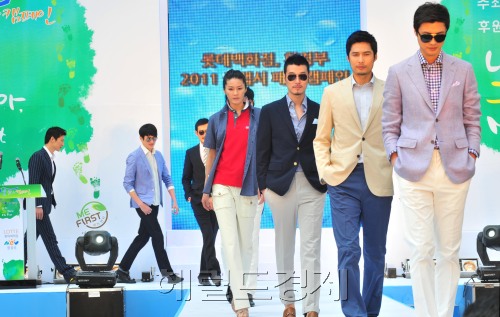 롯데백화점은 20일 오전 소공동 본점에서 환경부와 공동으로 여름철 남성복 패션  트랜드를 한눈에 감상할 수 있는 2011 Cool 맵시 패션쇼를 개최하고 있다. 쿨 맵시란 여름철 직장에서 체감 온도를 낮출 수 있는 편안하면서 친환경적인 패션이다.<br />김명섭 기자 msiron@
롯데백화점은 20일 오전 소공동 본점에서 환경부와 공동으로 여름철 남성복 패션  트랜드를 한눈에 감상할 수 있는 2011 Cool 맵시 패션쇼를 개최하고 있다. 쿨 맵시란 여름철 직장에서 체감 온도를 낮출 수 있는 편안하면서 친환경적인 패션이다.
김명섭 기자 msiron@