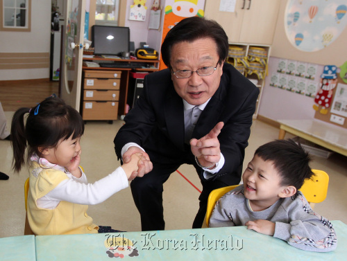 Kang Jae-sup of the ruling GNP speaks with a child at a child care facility in Bundang on Wednesday a week ahead of the by-election. Yonhap News
Kang Jae-sup of the ruling GNP speaks with a child at a child care facility in Bundang on Wednesday a week ahead of the by-election. Yonhap News