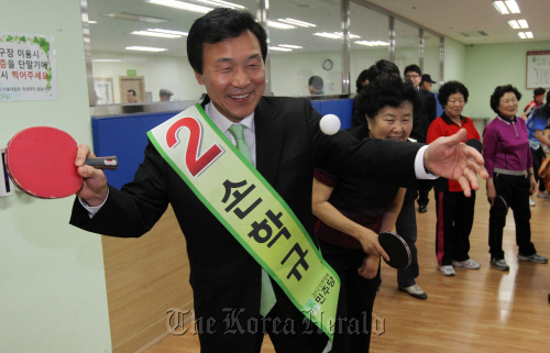 Sohn Hak-kyu, the DP’s candidate for the parliamentary by-election, plays table tennis with a citizen in a Bundang welfare center on Wednesday. Yonhap News
Sohn Hak-kyu, the DP’s candidate for the parliamentary by-election, plays table tennis with a citizen in a Bundang welfare center on Wednesday. Yonhap News