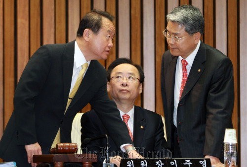 Lee Ju-young (center), chairman of the National Assembly committee to reform the court and prosecution system, discusses meeting procedure with Joo Sung-young (left) of the ruling Grand National Party and Kim Dong-cheol of the main opposition Democratic Party in the National Assembly on Wednesday.    Yonhap News
Lee Ju-young (center), chairman of the National Assembly committee to reform the court and prosecution system, discusses meeting procedure with Joo Sung-young (left) of the ruling Grand National Party and Kim Dong-cheol of the main opposition Democratic Party in the National Assembly on Wednesday.    Yonhap News