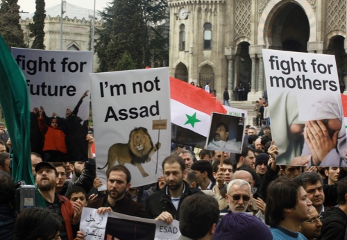 Some 300 pro-Islamic demonstrators protest against Syria's President Bashar Assad for the violent crackdown of protests in the country, following traditional Friday prayers at historical Beyazit Mosque in Istanbul, Turkey, Friday April 15, 2011. (AP-Yonhap News)