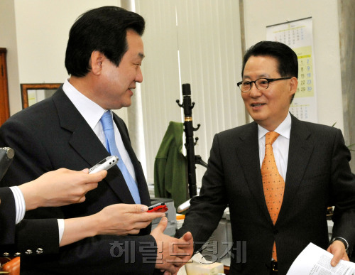 김무성(왼쪽) 한나라당 원내대표가 21일 오전 국회 민주당 원내대표실로 박지원 원내대표를 전격 방문,대화를 하고 있다.양동출dcyang@heraldm.com/110421/
김무성(왼쪽) 한나라당 원내대표가 21일 오전 국회 민주당 원내대표실로 박지원 원내대표를 전격 방문,대화를 하고 있다.양동출dcyang@heraldm.com/110421/
김무성(왼쪽) 한나라당 원내대표가 21일 오전 국회 민주당 원내대표실로 박지원 원내대표를 전격 방문해 대화를 하고 있다. 여야 간 핵심 쟁점인 한ㆍEU FTA 국회 비준안 처리가 이날 회동으로 원만히 해결될지 두고 볼 일이다.  양동출 기자/dcyang@