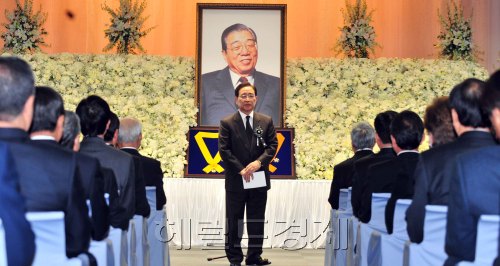 신한금융 그룹 고 이희건 명예회장 추도식이 21일 신한은행 본점에서 열려 한동우 신한금융지주회사 회장이 추도사를 하고 있다.<br />김명섭 기자 msiron@
신한금융 그룹 고 이희건 명예회장 추도식이 21일 신한은행 본점에서 열려 한동우 신한금융지주회사 회장이 추도사를 하고 있다.
김명섭 기자 msiron@