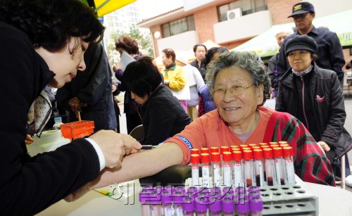 서초구청이 21일 오전 서울 우면동 주공아파트 광장에서 취약계층 무료검진 '한울타리 건강한 행복 나누기' 행사를 실시하고 있다. 박해묵 기자/mook@heraldm.com
서초구청이 21일 오전 서울 우면동 주공아파트 광장에서 취약계층 무료검진 '한울타리 건강한 행복 나누기' 행사를 실시하고 있다. 박해묵 기자/mook@heraldm.com
서초구청이 21일 오전 서울 우면동 주공아파트 광장에서 취약계층 무료검진 '한울타리 건강한 행복 나누기' 행사를 실시하고 있다. 박해묵 기자/mook@heraldm.com