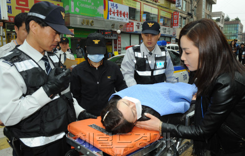 송파경찰서는 21일 송파 근린공원에서 토토사이트 들어가는법 성폭행 상황을 가정하여 신속한 상황전파와 현장출동, 상황별 대처요령 등을 중점 점검하는 등 실전을 방불케 하는 훈련을 실시했다. 박현구 기자phko@heraldm.com
송파경찰서는 21일 송파 근린공원에서 토토사이트 들어가는법 성폭행 상황을 가정하여 신속한 상황전파와 현장출동, 상황별 대처요령 등을 중점 점검하는 등 실전을 방불케 하는 훈련을 실시했다. 박현구 기자phko@heraldm.com
서울 송파경찰서는 21일 송파근린공원에서 토토사이트 들어가는법 성폭행 상황을 가정해 신속한 상황 전파와 현장출동 등을 중점 점검하는 훈련을 실시했다. 한편 교육과학기술부는 외부인이 학교에 침입하는 사건 예방을 위해 초등학교에 투명펜스를 설치키로 했다. 박현구 기자/phko@