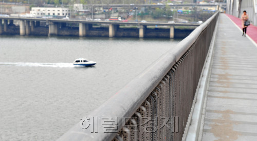 한강대교 위 아치에는 투신 및 불법시위를 막기 위해 그리스가 칠해져 있지만 한강
토토사이트 케이 벳에서 목숨을 끊는 사람은 증가하고 있다. 서울시 등이 생명의 전화를 설치키로
한 것은 단 한 명의 생명이라도 최후의 순간까지 구하기 위함이다.
김명섭 기자/msiron@heraldm.com